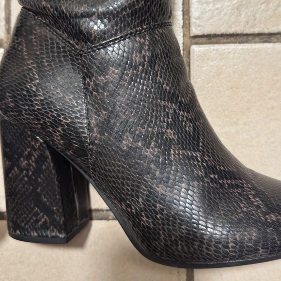 Seven Goals Snakeskin Slouchy Boots Sz 10 - Picture 2 of 6